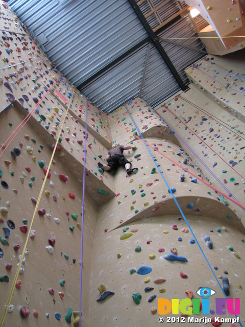 SX24172 Marijn on climbing wall